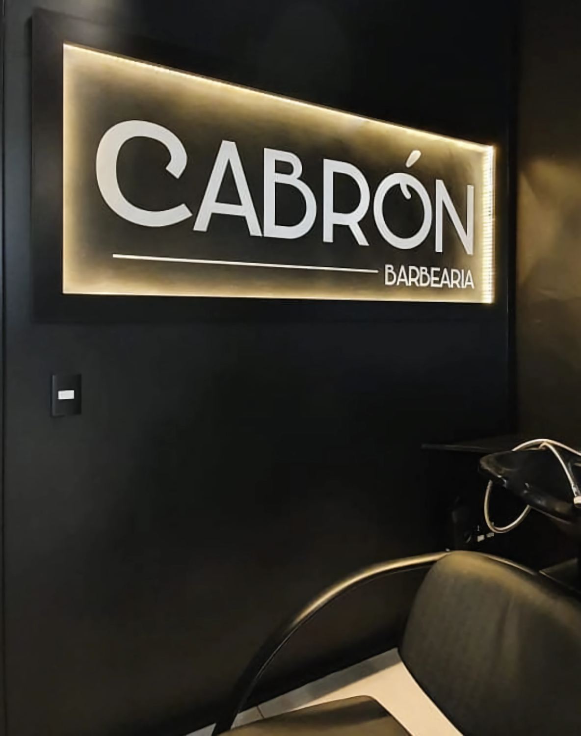 Letreiro iluminado Cabrón Barbearia